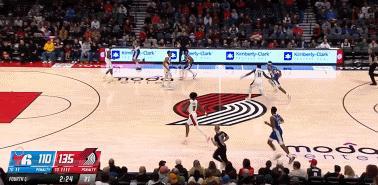 杨瀚森差点被隔扣 