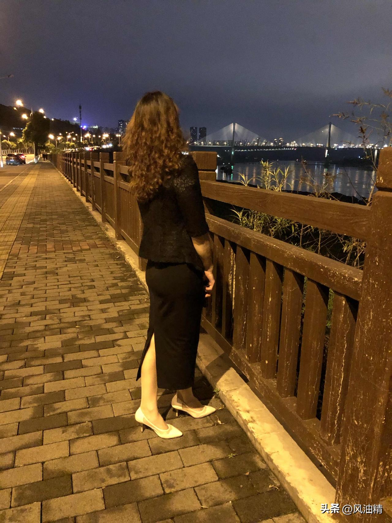 一步裙简直是优雅与性感的代名词。它的魅力首先体现在对身材的修饰上，能够凸显女性的