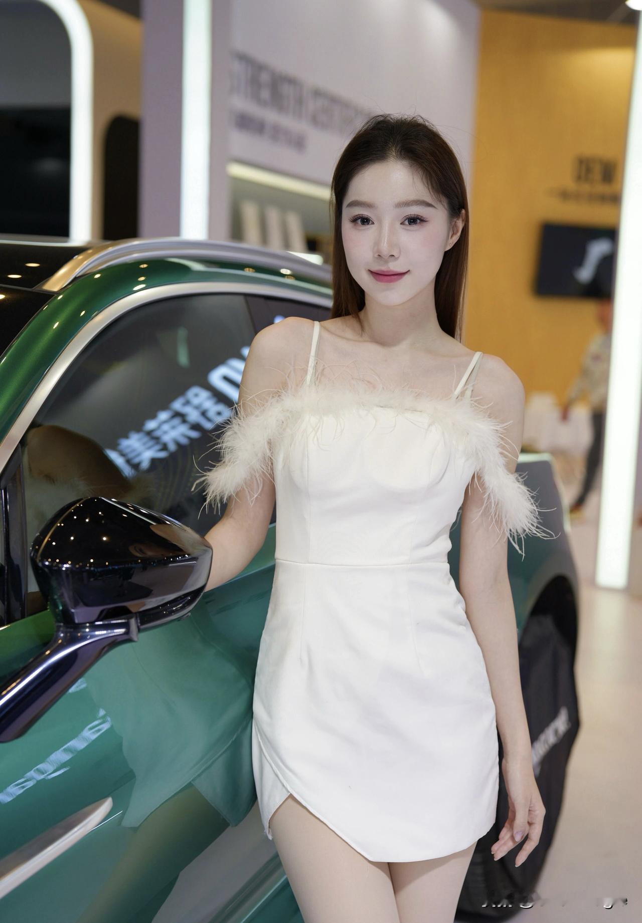 优雅车模与炫酷车型的完美结合，尽显时尚与科技的碰撞！🚗✨