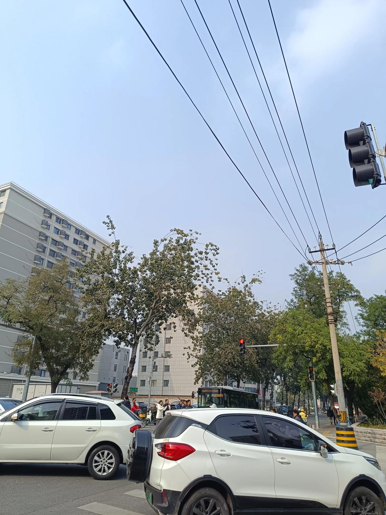 北漂中午花了23块钱吃的午饭，真的是太贵了啊，一个月四五千块钱，可怎么挣到钱呢？