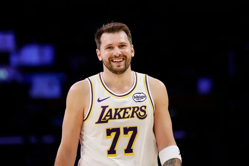 美记：阿德巴约后三节36罚拿52分，东契奇后三节13罚砍48分