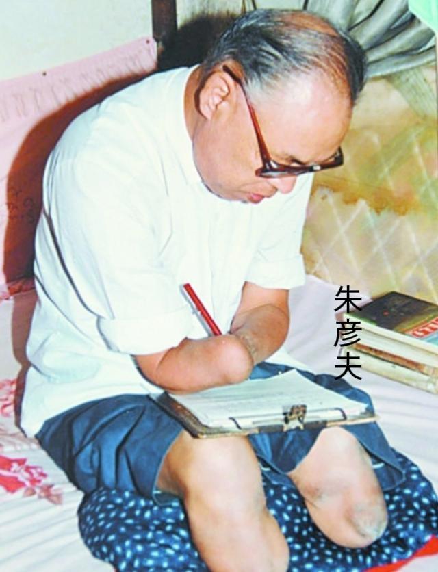 1950年，长津湖战役中，17岁的朱彦夫重伤昏迷，被美军补刀划开肚子，疼醒之后肚