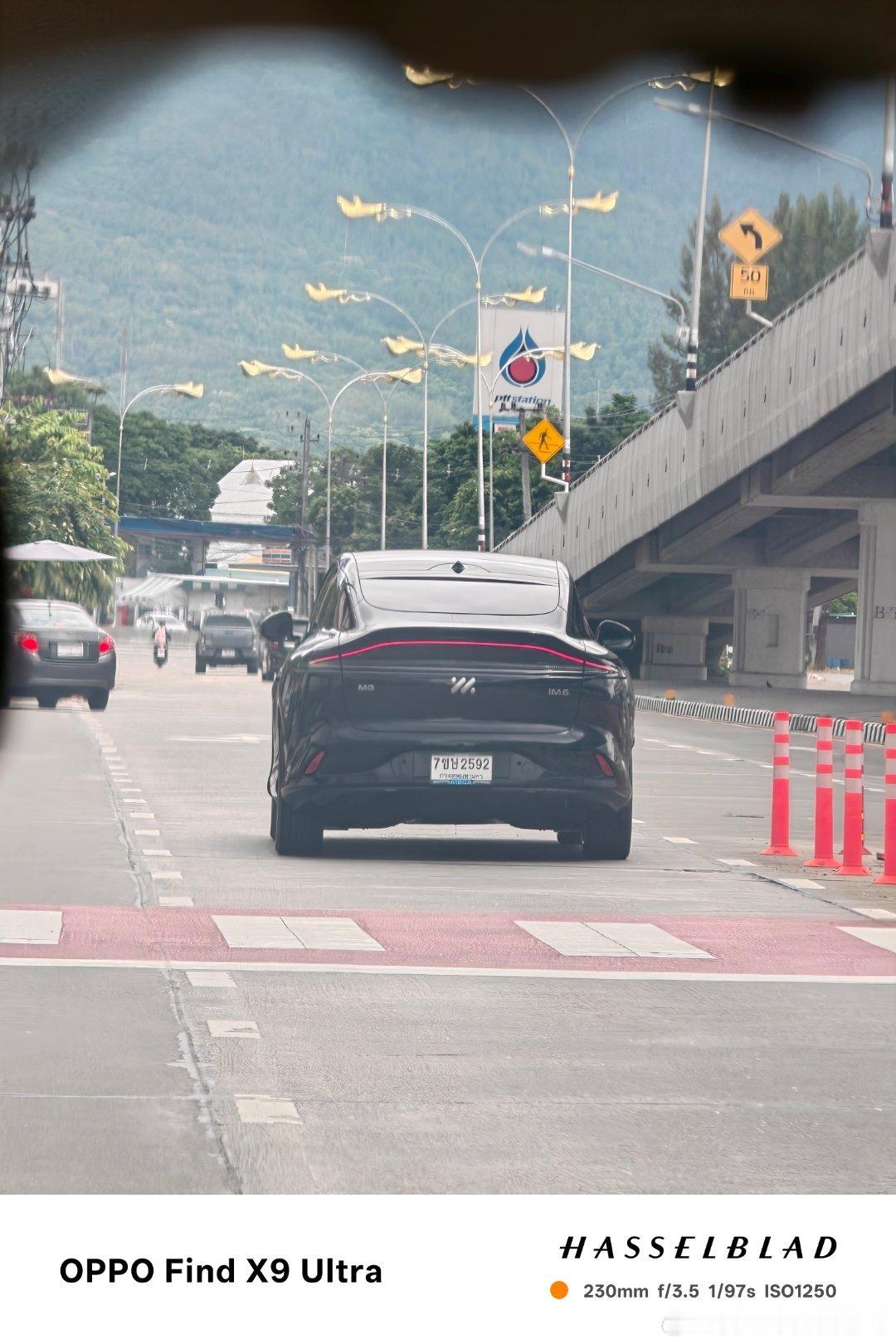 路上偶遇一台智己LS6，在泰国这边叫MG IM6。MG在海外市场的知名度可太高了