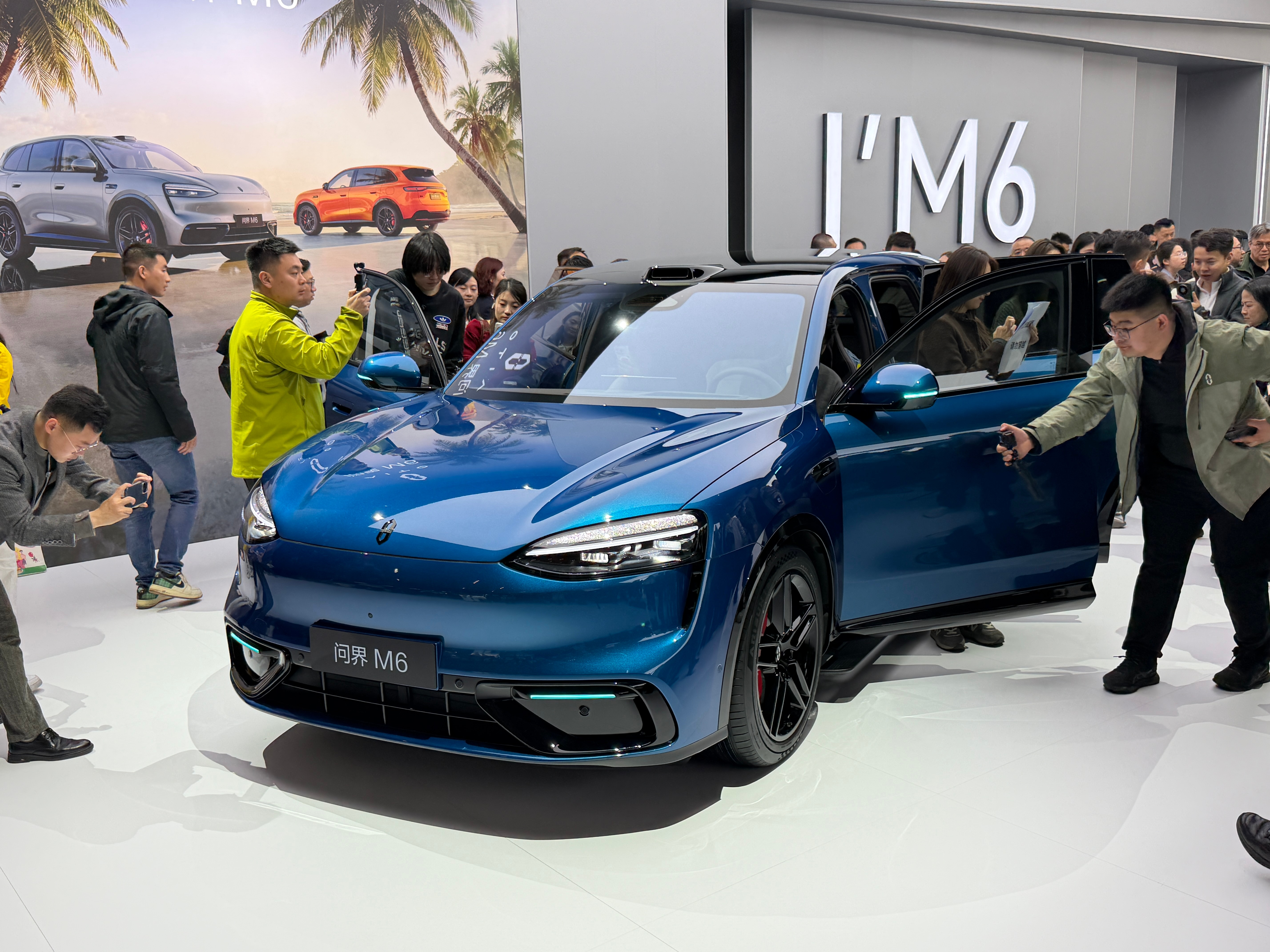 兄弟们问界M6 这蓝色真帅啊！新的熏黑轮圈造型也好看太多了！ 长沙