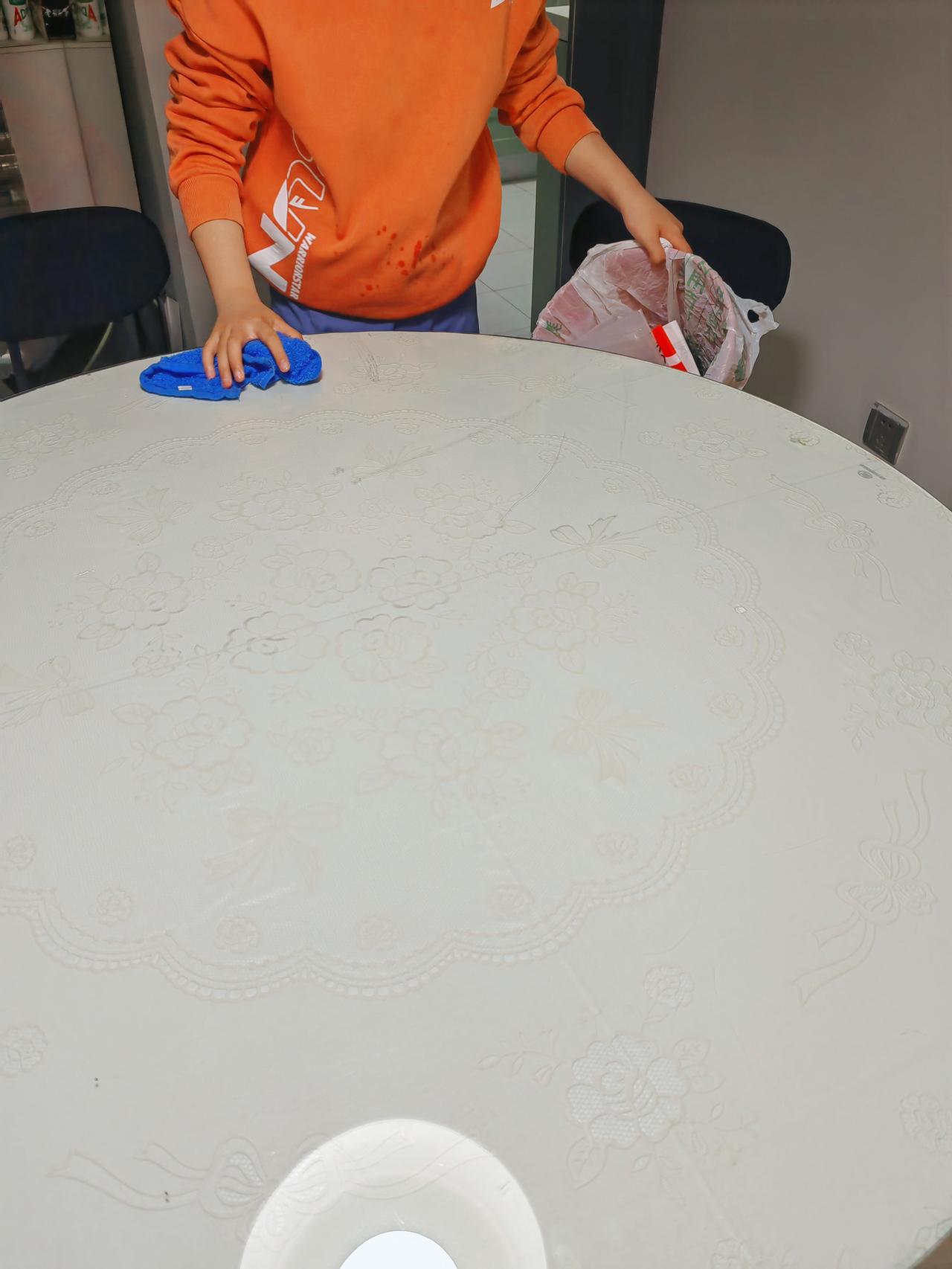 鸡零狗碎的日常，藏着当妈的小幸福！
 
昨晚吃完饭，我正瘫在沙发上享受难得的饭后