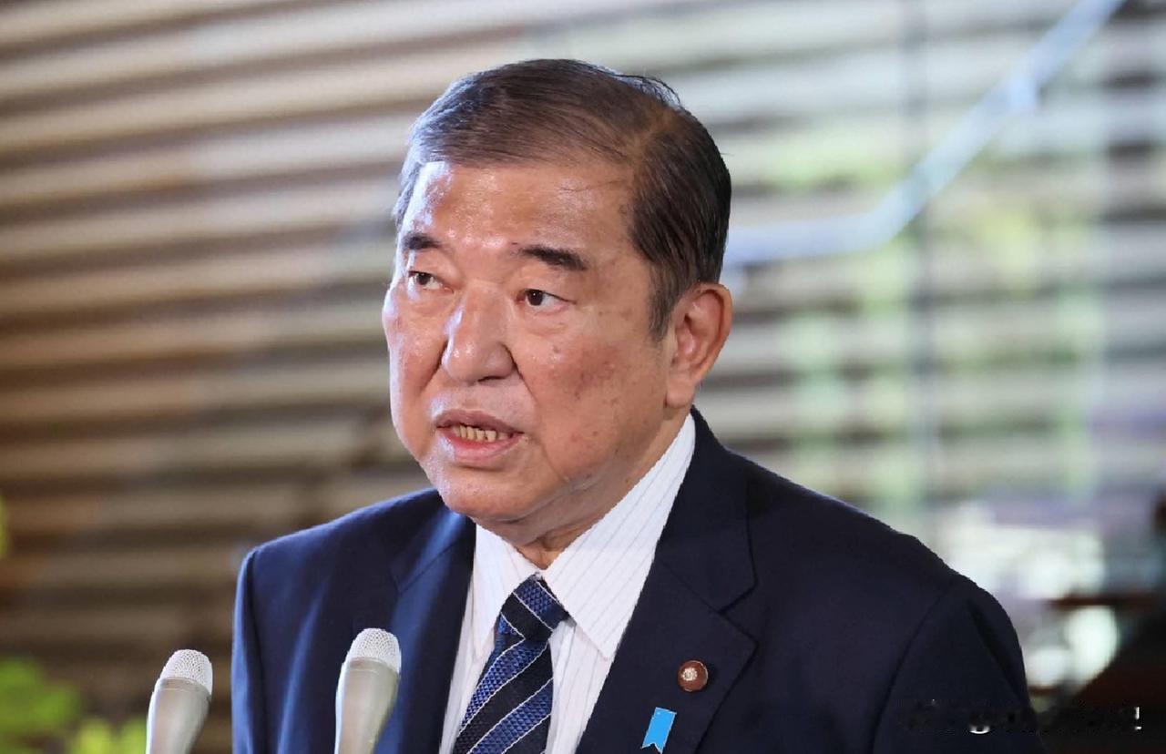 石破茂卸任时，曾经告诫高市早苗，希望她不会把日本带入歧途。现在看来，高市早苗正带