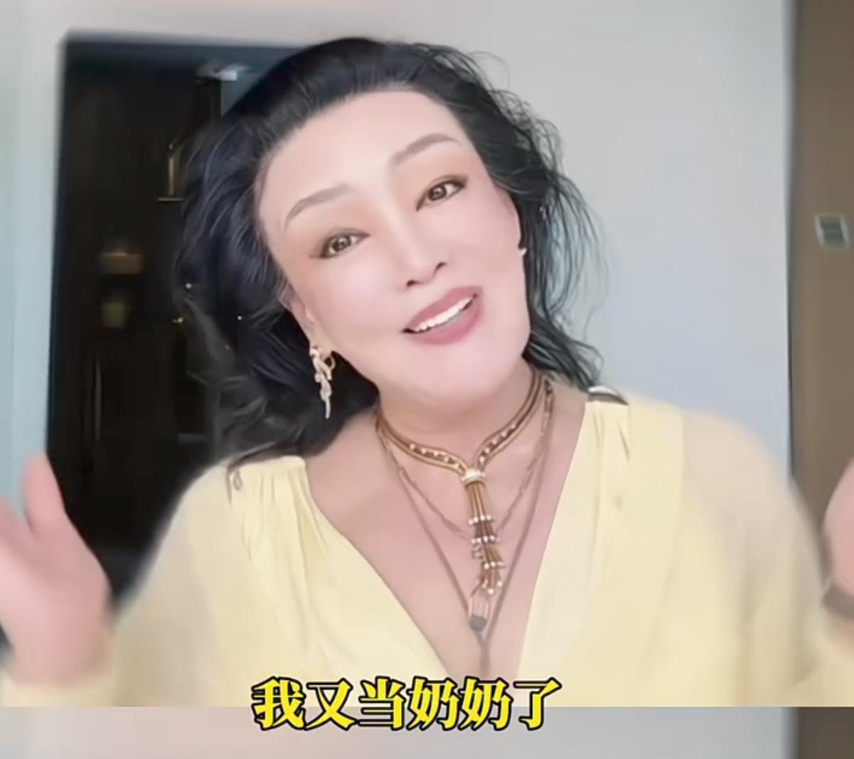 马筱梅生了，张兰在直播间开心官宣自己又当奶奶了，小玥儿和霖霖有了一个小马宝弟弟。