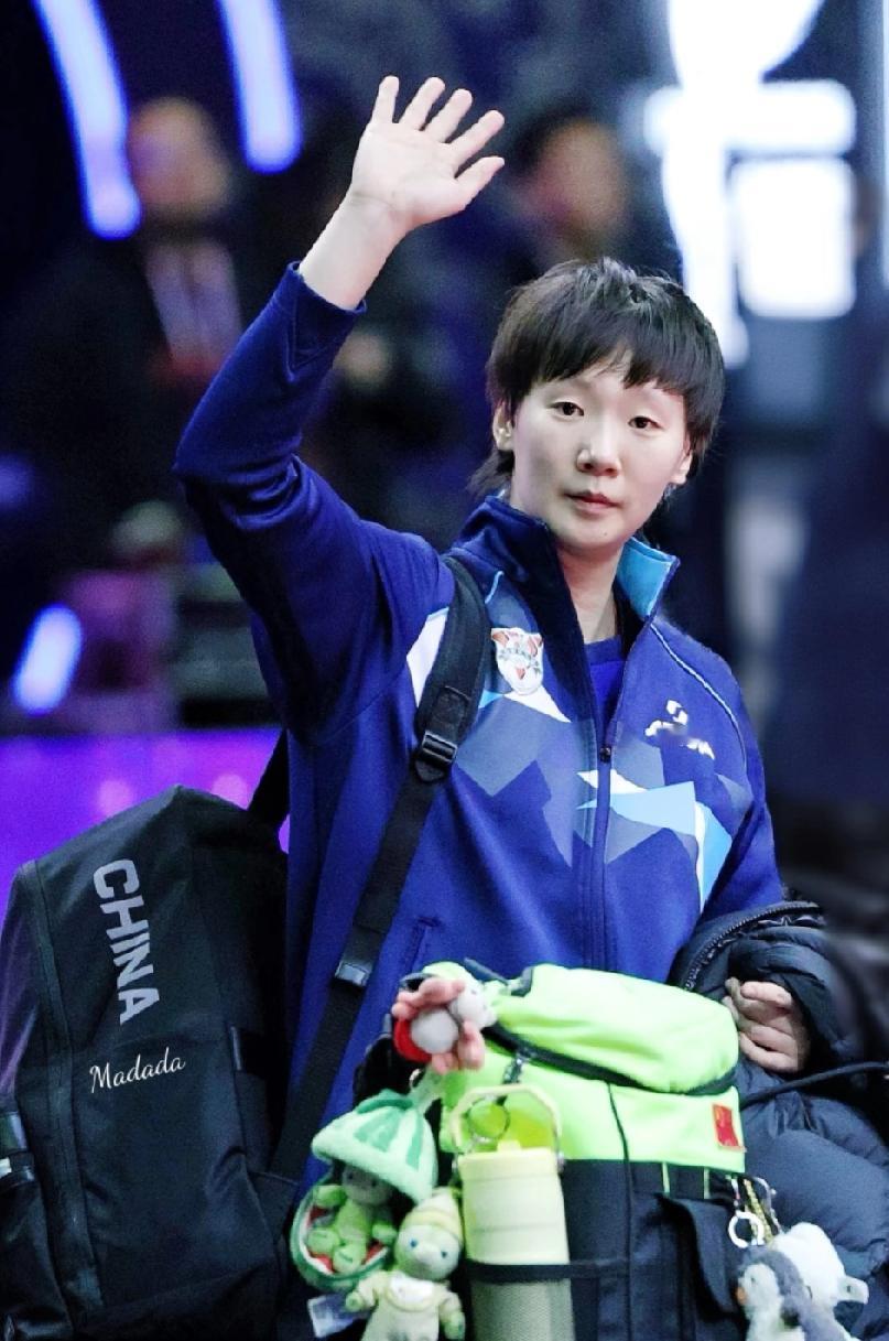 王曼昱这一挥手，又飒又暖，谁看了不迷糊！
 
咱就是说，曼昱这一挥手，简直帅到我