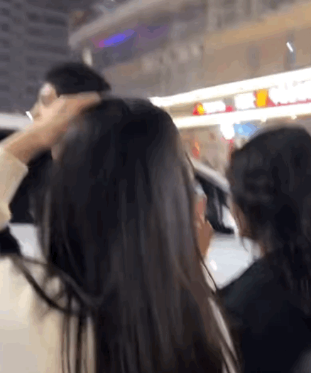 我办什么宴能喊来陈哲远 陈哲远太接地气了！逛理发店、吃宝宝宴，像邻家男孩。到底办