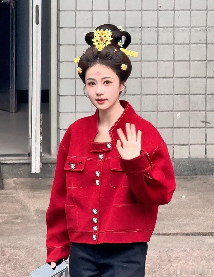 白鹿红色唐装路透  白鹿李佩仪花钿盘发  白鹿李佩仪红色唐装加花钿盘发，这造型一