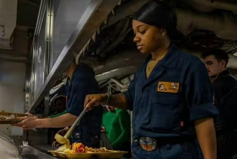 美军发文，一支航母作战群，每天供应约四千枚鸡蛋。目前有三支航母作战群在霍尔木兹附