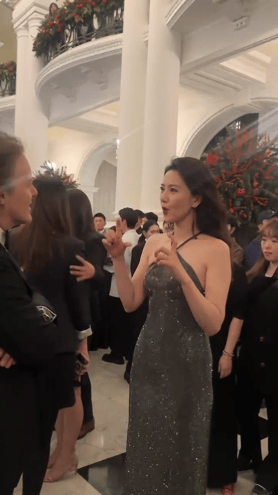高圆圆用英文交流  高圆圆状态这么好赶紧进组吧  高圆圆今日活动第二套造型一席露