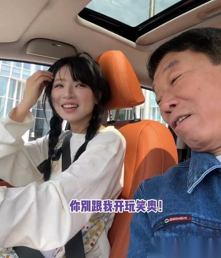 谁懂啊！长城老板给自家‘流量密码’当学车陪练，反差感拉满了！
我今天刷到这段，直