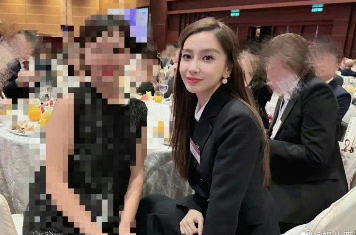 angelababy现在在香港混得“”风生水起”，但是想回归内娱应该是遥遥无期了