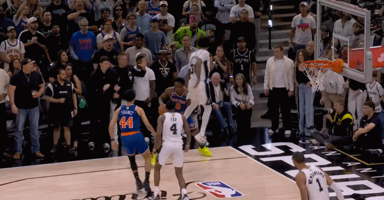 迈克-布朗关键挑战成功，尼克斯出界变成OG三罚。NBA