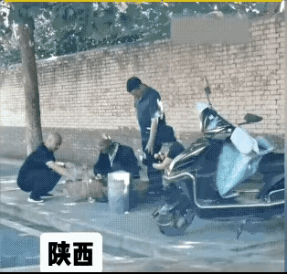 看着穿衣很体面，但他干的是缺得事！良心过得去吗？

大家仔细视频，路边一名老人卖
