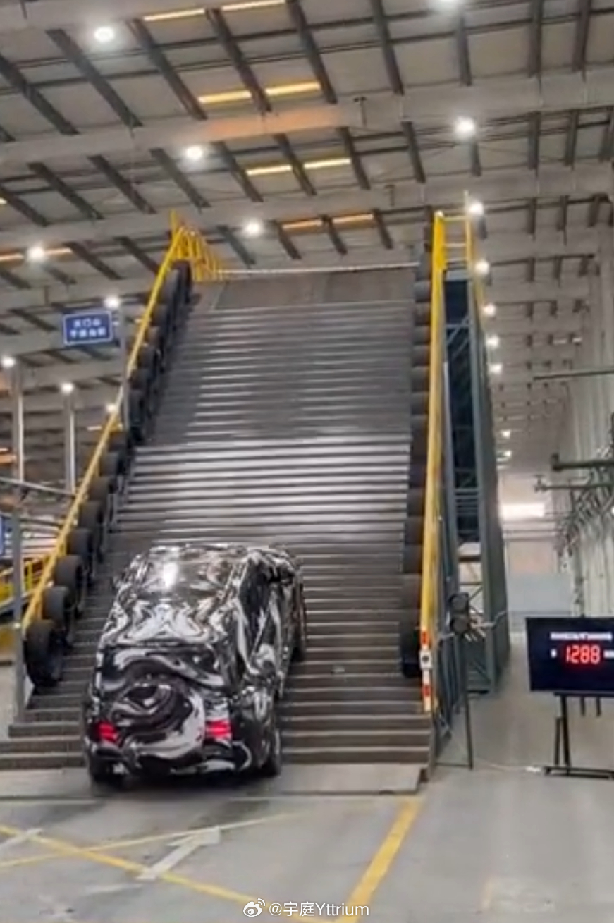比亚迪把天门山天梯搬进了厂房 比亚迪自建了测试场地，并为疑似新仰望开展超千次极限