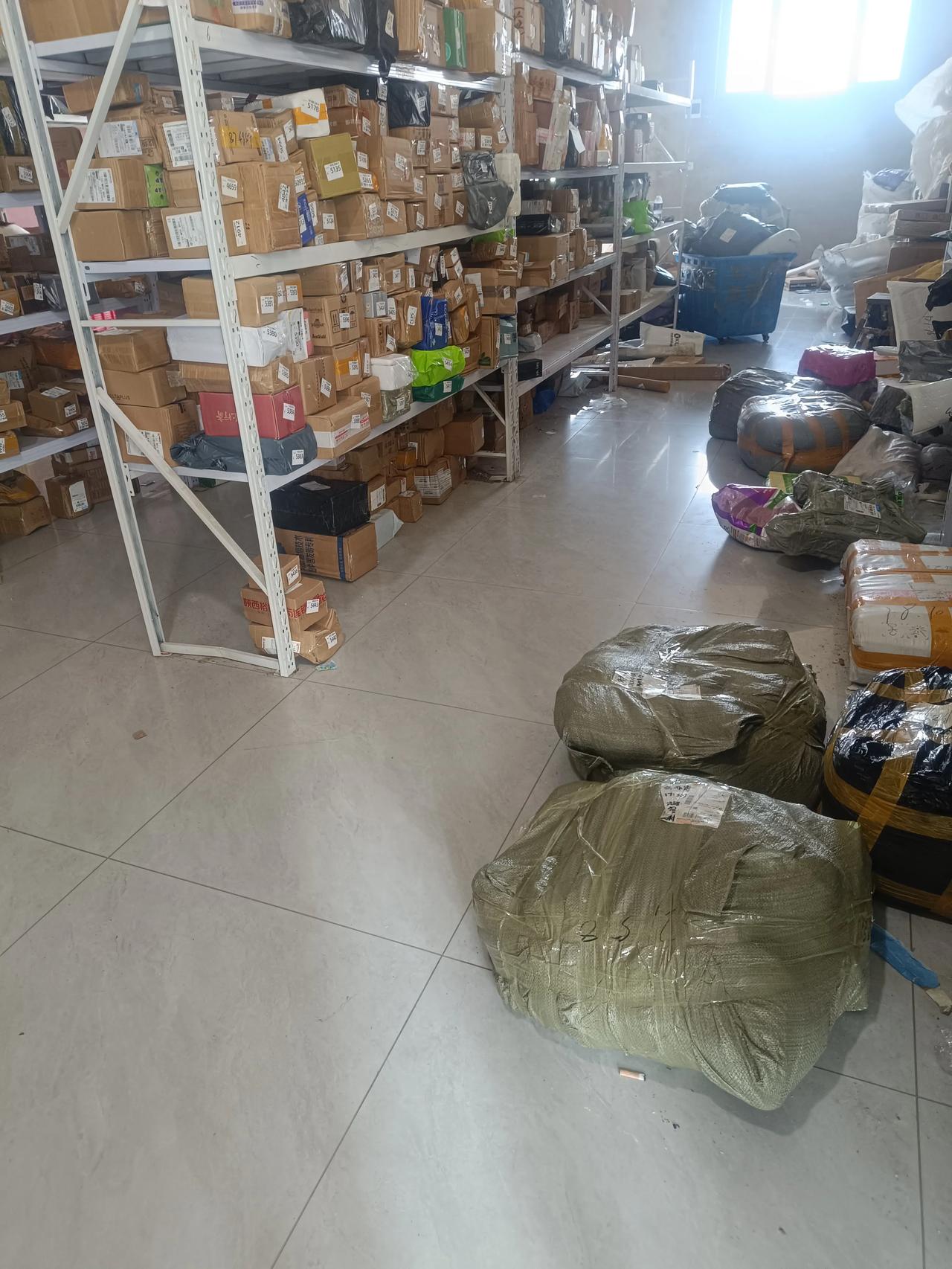 现在打工是真不好打啊，真的是越来越难啊，该做点什么呢？现在在农村老家弄个快递点怎
