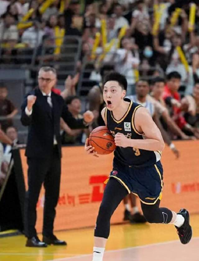 86-77，广东赛后传来主帅亚科夫列维奇消息，胡明轩说的很实在