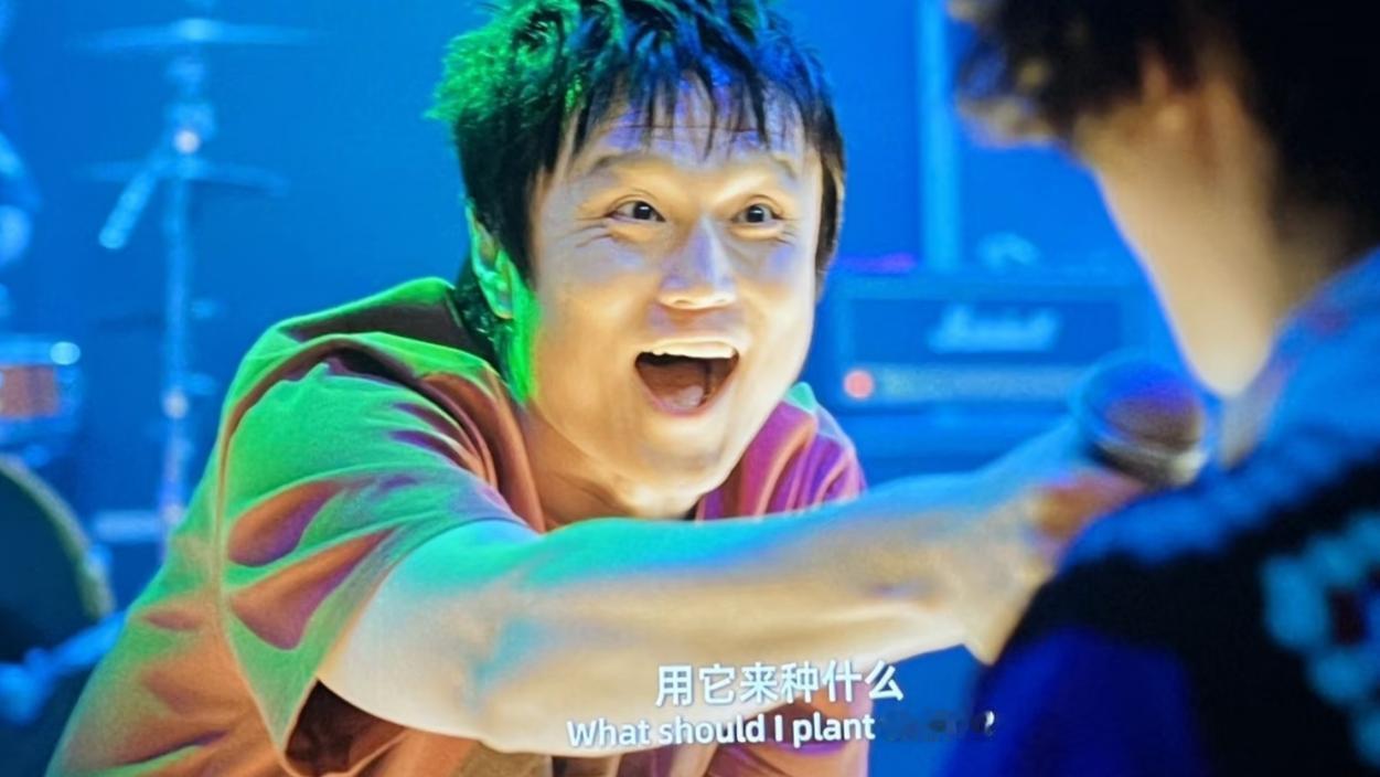 电影《我，许可》中最美、最动人的一幕，就是许可带母亲胡春蓉就去唱歌。

台上的主