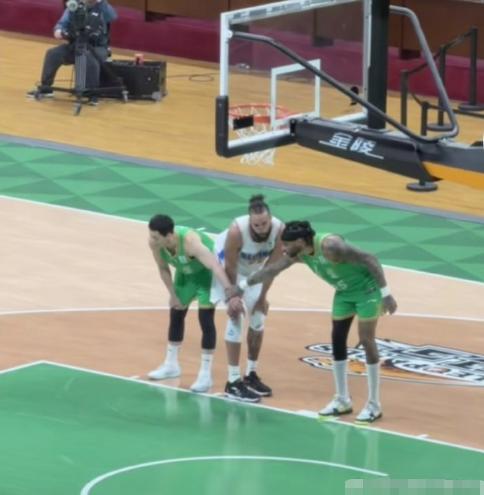 手拉手防守并不是广东队的专利，现在辽宁队也炉火纯青。在上一轮京辽大战中，辽宁队就