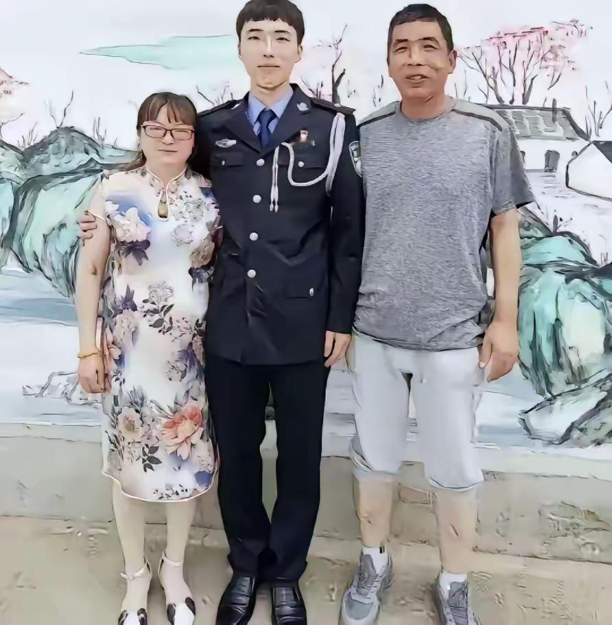 江苏一女子，儿子因公牺牲，她伤心欲绝，每天以泪洗面，2022年一天，她在商场，突