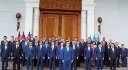 菲律宾倒向了美国，新加坡倒向了美国，柬埔寨倒向了美国，越南也在倒向美国的路上..