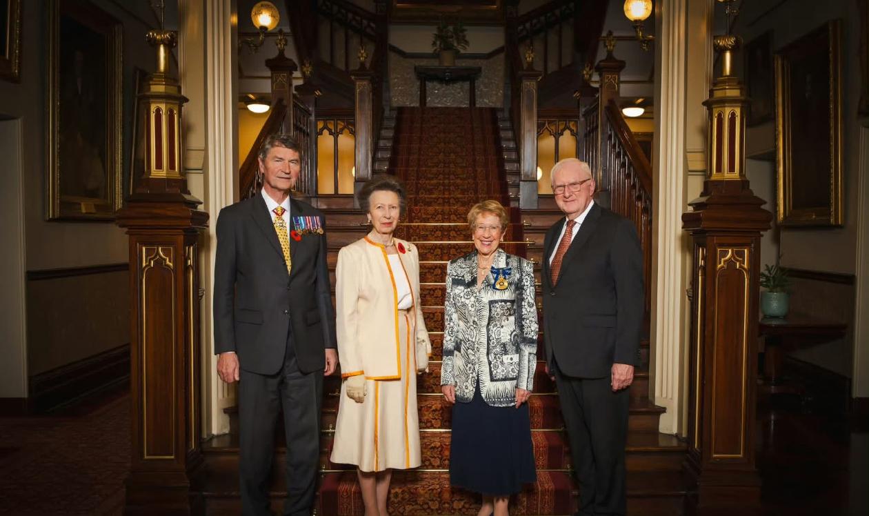 在丈夫蒂莫西劳伦斯爵士的陪同下，今天安妮长公主在澳大利亚悉尼的维多利亚兵营参加澳