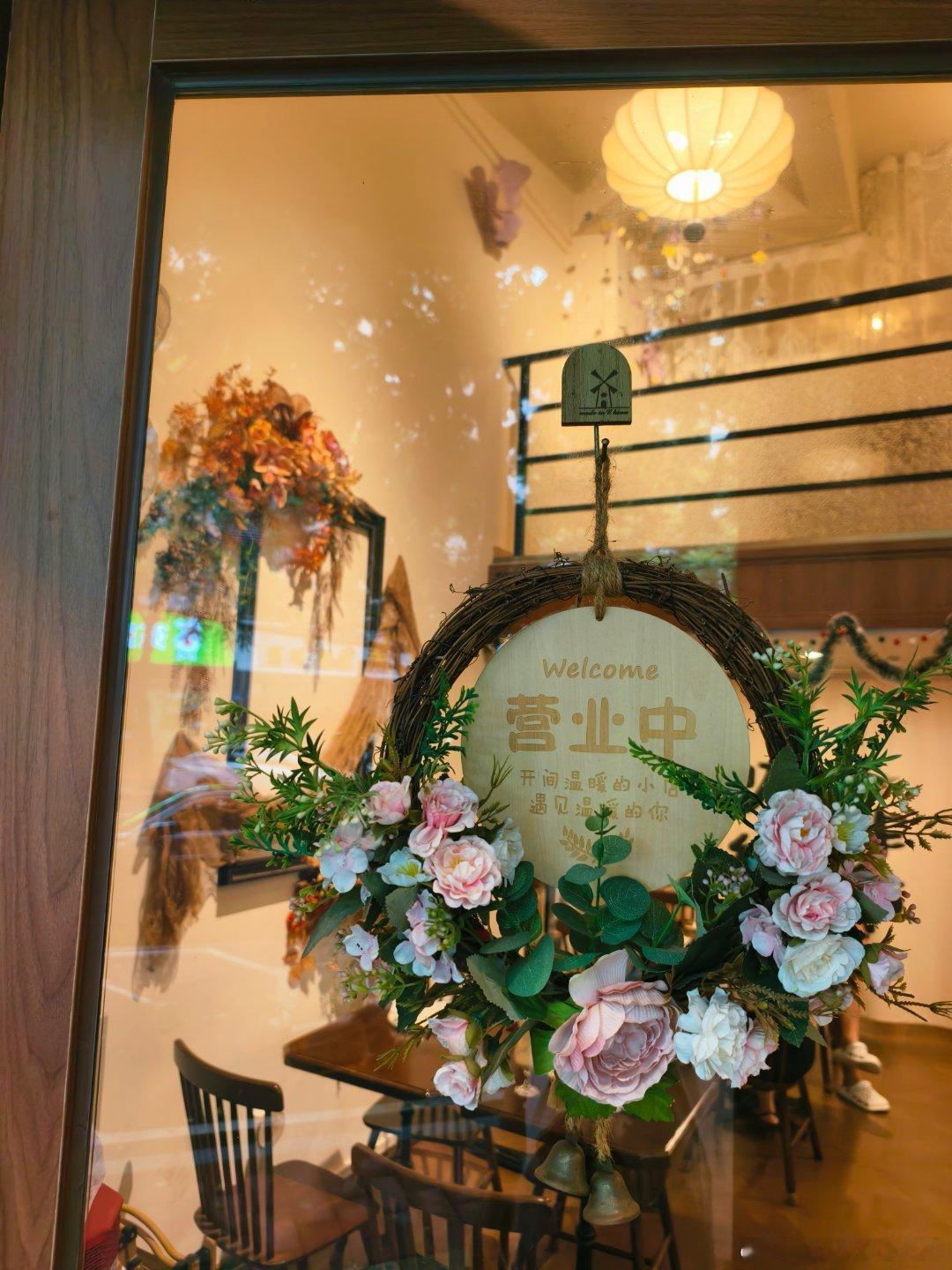 美食中山 东凤网红咖啡店，两位美女主理人营造舒闲小店环境，每一杯饮品都外插一朵玫