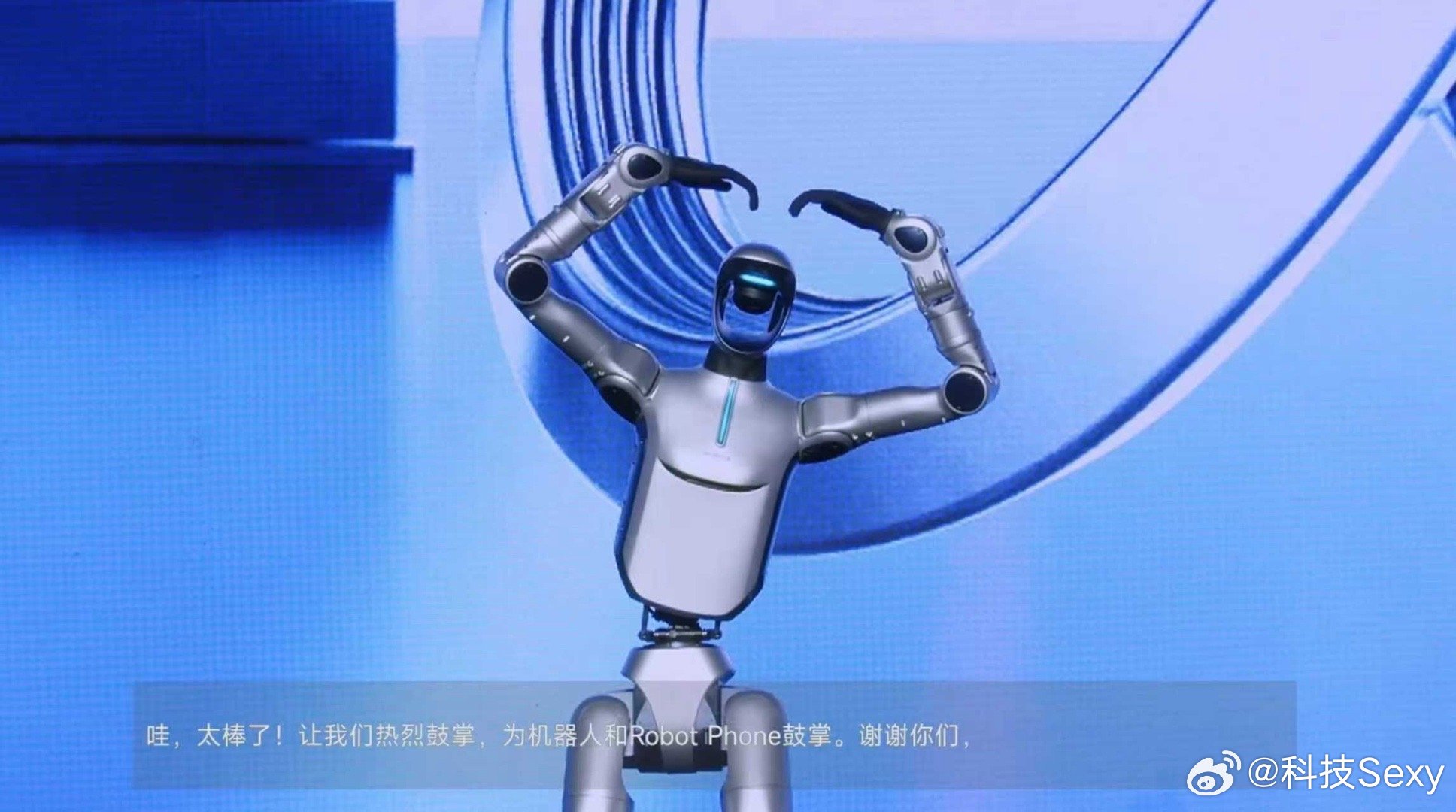 荣耀RobotPhone成精了MWC2026亮相的全球首款机器人手机荣耀Robo