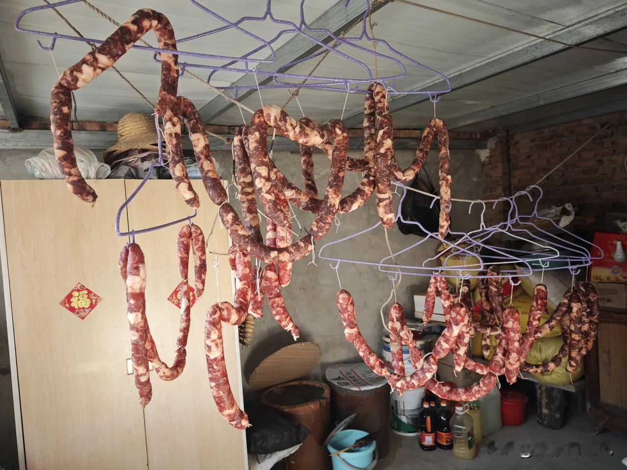 难道做腊肠，那些肉必须是拿刀切的吗？那天媳妇那个小嫩手切肉，磨得起泡了。

今天