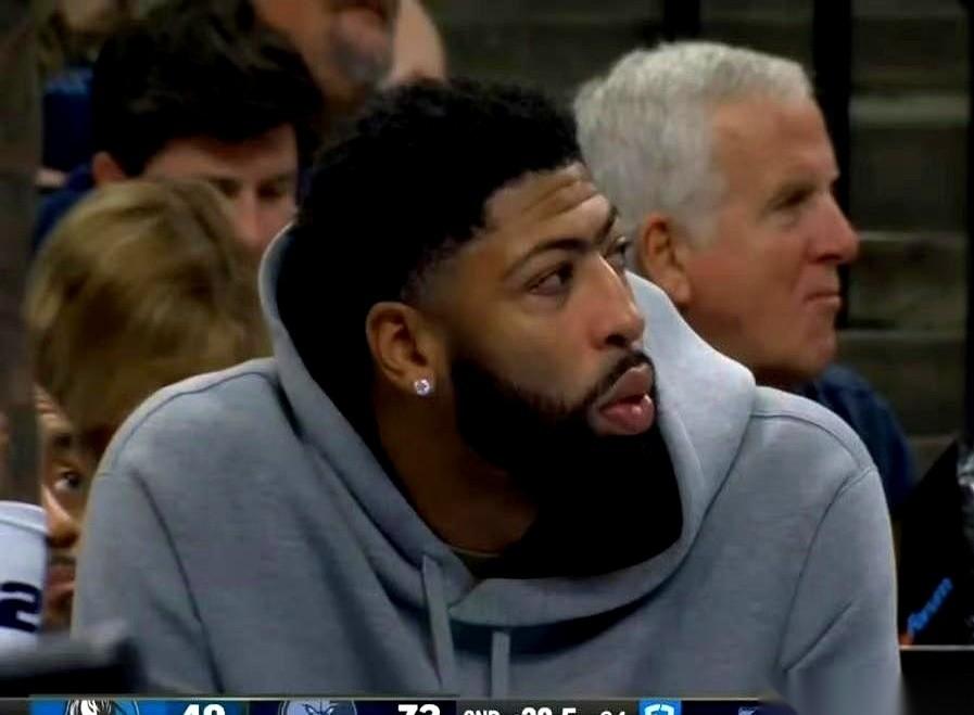 那张脸，真的比半场输23分还让人绝望。
镜头切过去的时候，我心里咯噔一下。
他没