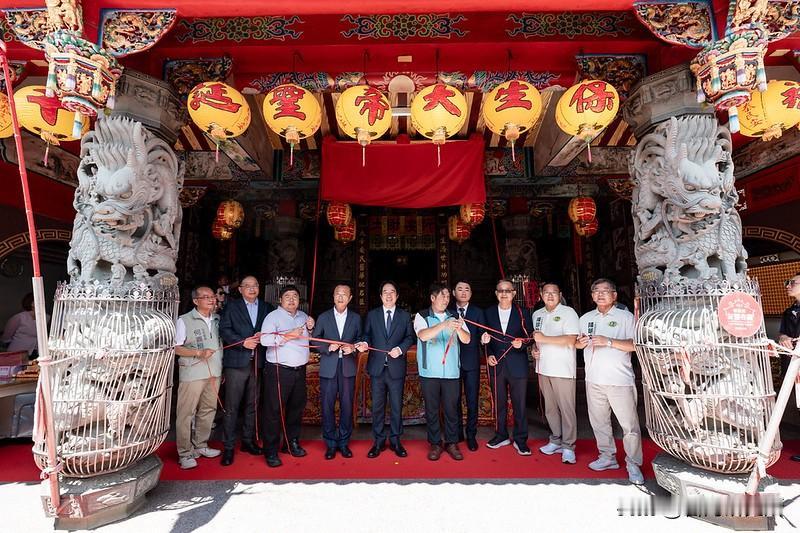 赖清德去嘉义县保安宫上香
台湾跟我们闽南那边很像
庙宇重要性很大
赖清德贵为台湾