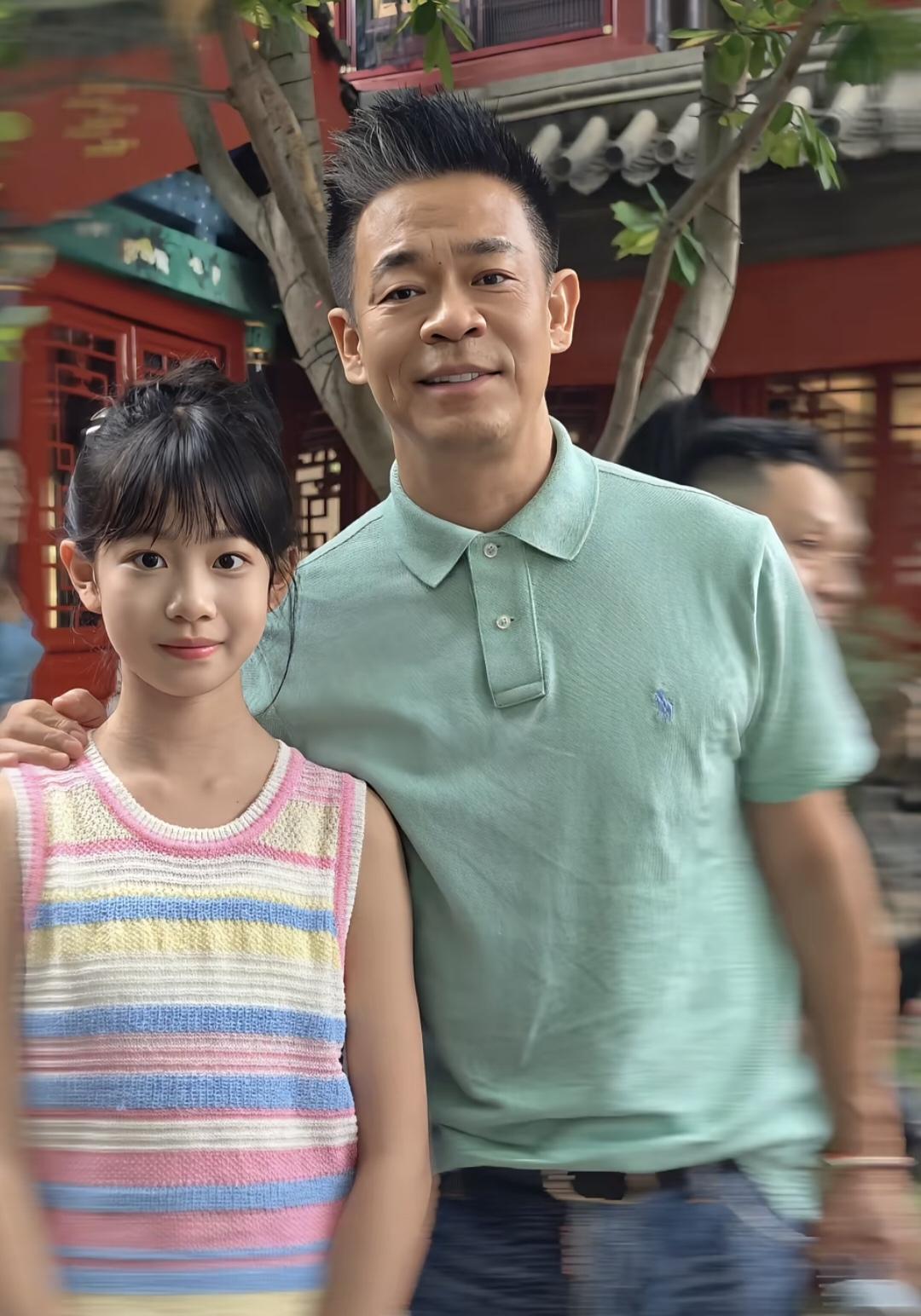 《主角》答谢宴上，
小忆秦娥（来弟）穿彩色条纹背心配白色长裙清爽利落，
一双大眼