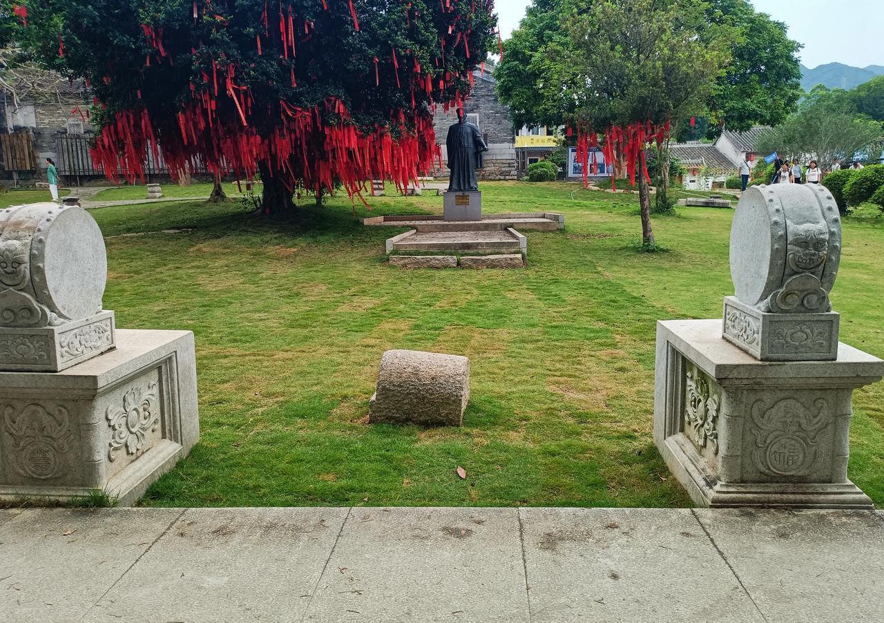 看到“历史重放，这块圆石头有何贵干”，瞬间勾起我的好奇心。圆石头在历史里，那用途