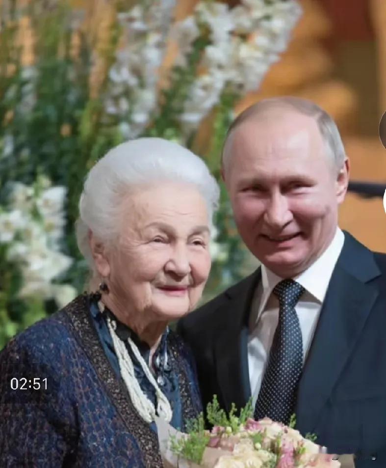 银发映慈颜，这位母亲，育出了一位硬核总统。
 
正是他，让俄罗斯挺起脊梁，成为不
