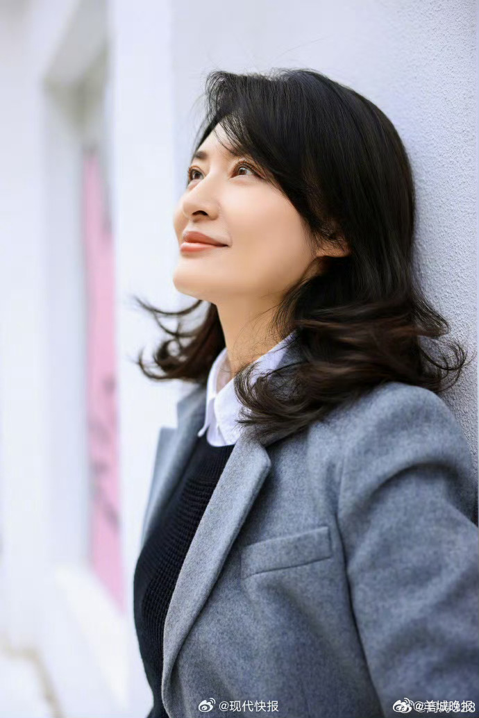 【#周涛58岁状态#】3月23日，主持人分享照片并配文：“愿每一年都能走在自己的