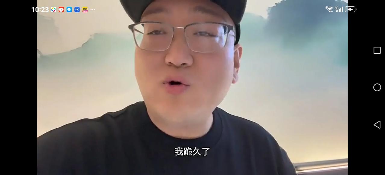 【这位胖司令承认：自己跪久了，站不起来了】
今天看到一个视频，原来是这位胖司令主