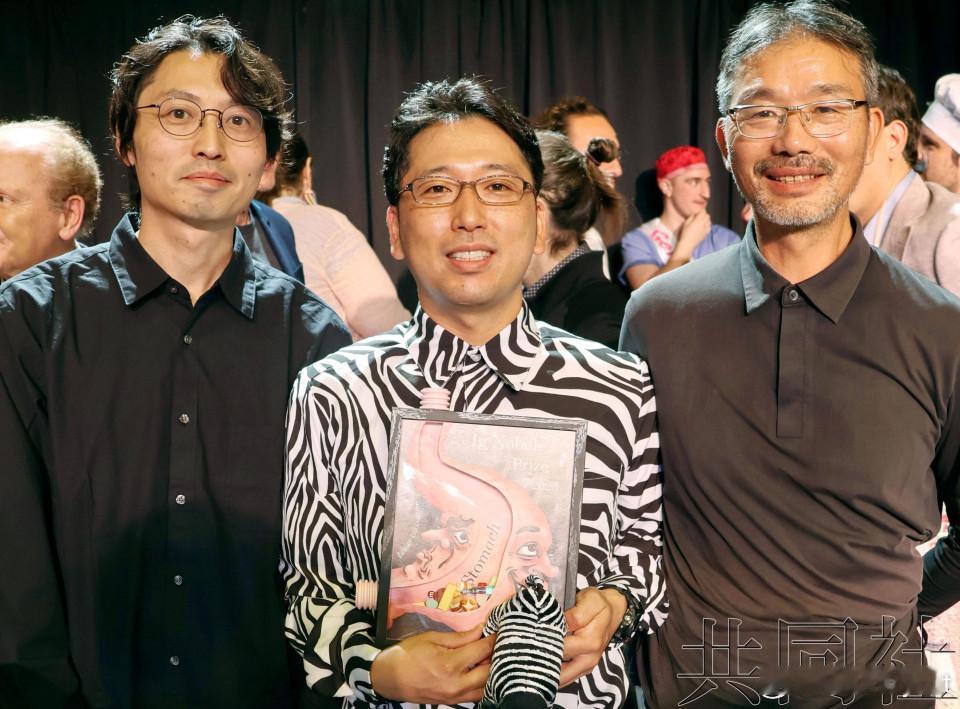 【日本团队发现给牛涂条纹能驱虫 获搞笑诺贝尔奖】海外新鲜事日本 共同社消息，9月