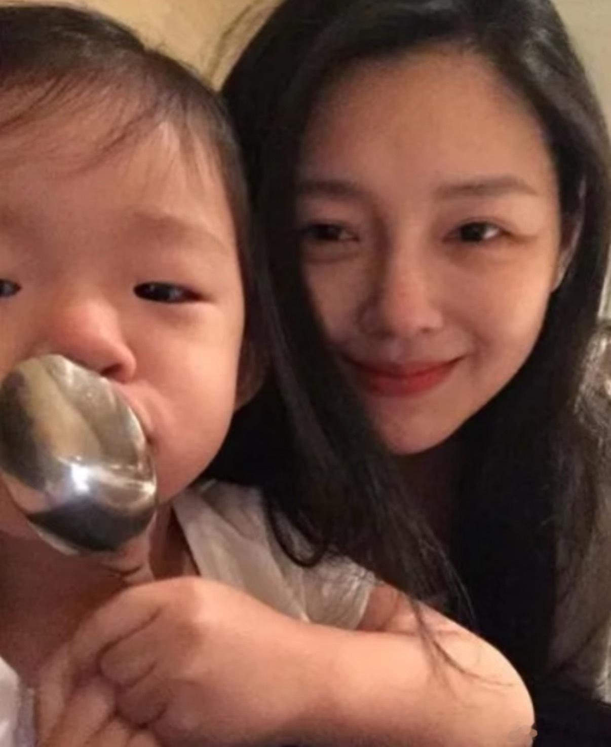 大S一直以来就是一个很合格很优秀很温柔的妈妈，那么爱美的一个女孩子却心甘情愿的为