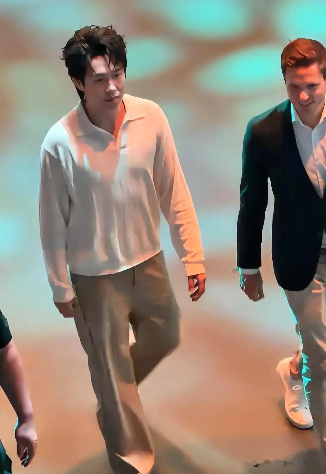 王楚钦这人

你不能细看

因为你一细看，越仔细看越觉得，他是一个保守派男孩。