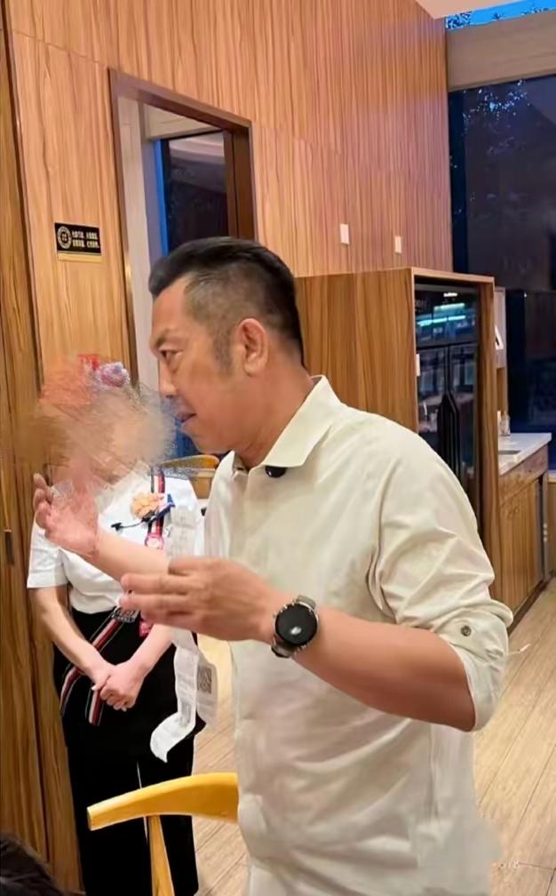 贾国龙这操作，简直是把“刚愎自用”四个字刻在脑门上了吧？吃一次亏不够，还非得接二