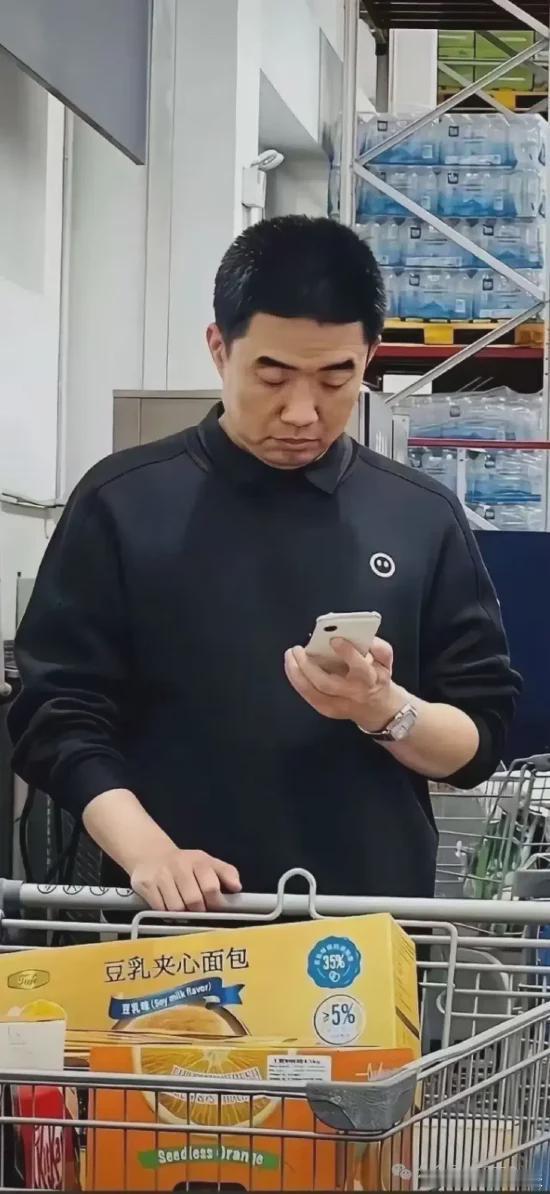 看李厂长跟iPhone Air 有“交互”的图1和图2，然后今天看到传的图3..