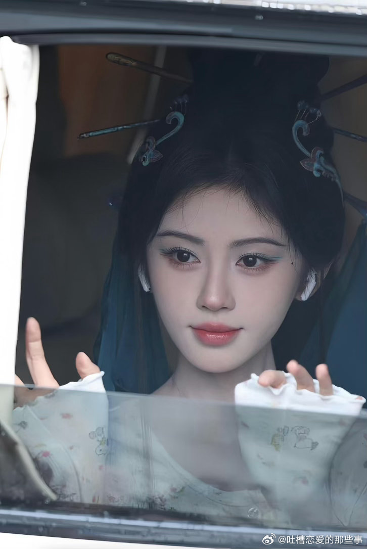 朕从未在内娱见这样的妆造谁还没看过鞠婧祎万花世界的新路透！摒弃了烂大街的古风造型