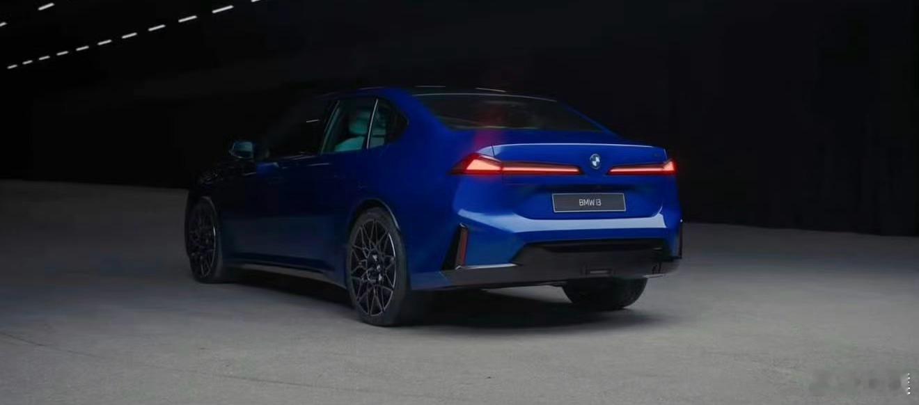 品牌官方提前一天偷跑，哪儿说理去也甭藏着掖着了，设计师都站车边上侃侃而谈了。新世