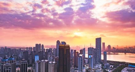 一、2026年到底多少分能上？咱们说点实际的
先说分数线。我知道你们最关心这个。