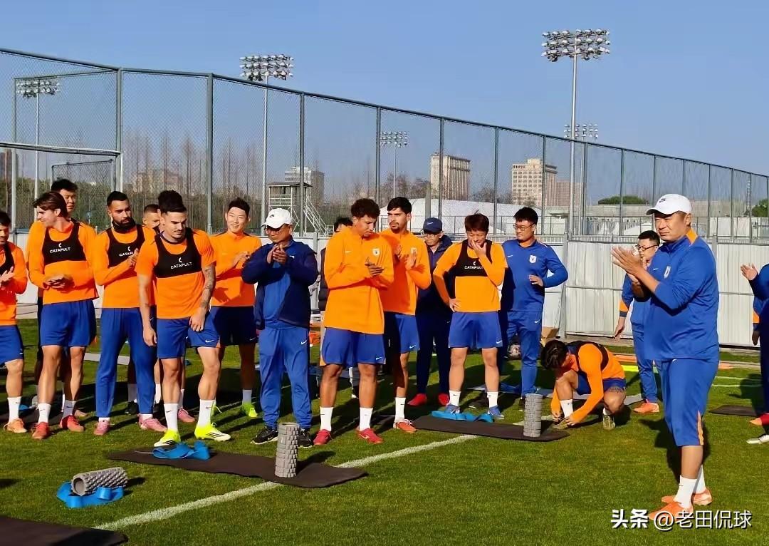 山东泰山取消登泰山活动…25年来，无论赛季顺境逆境，登泰山、拍全家福、与球迷互动