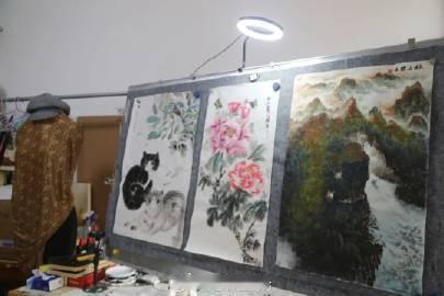 #重庆50岁保洁阿姨竟是隐藏画家#【白天是保洁，晚上是画家！50岁阿姨的“斜杠”