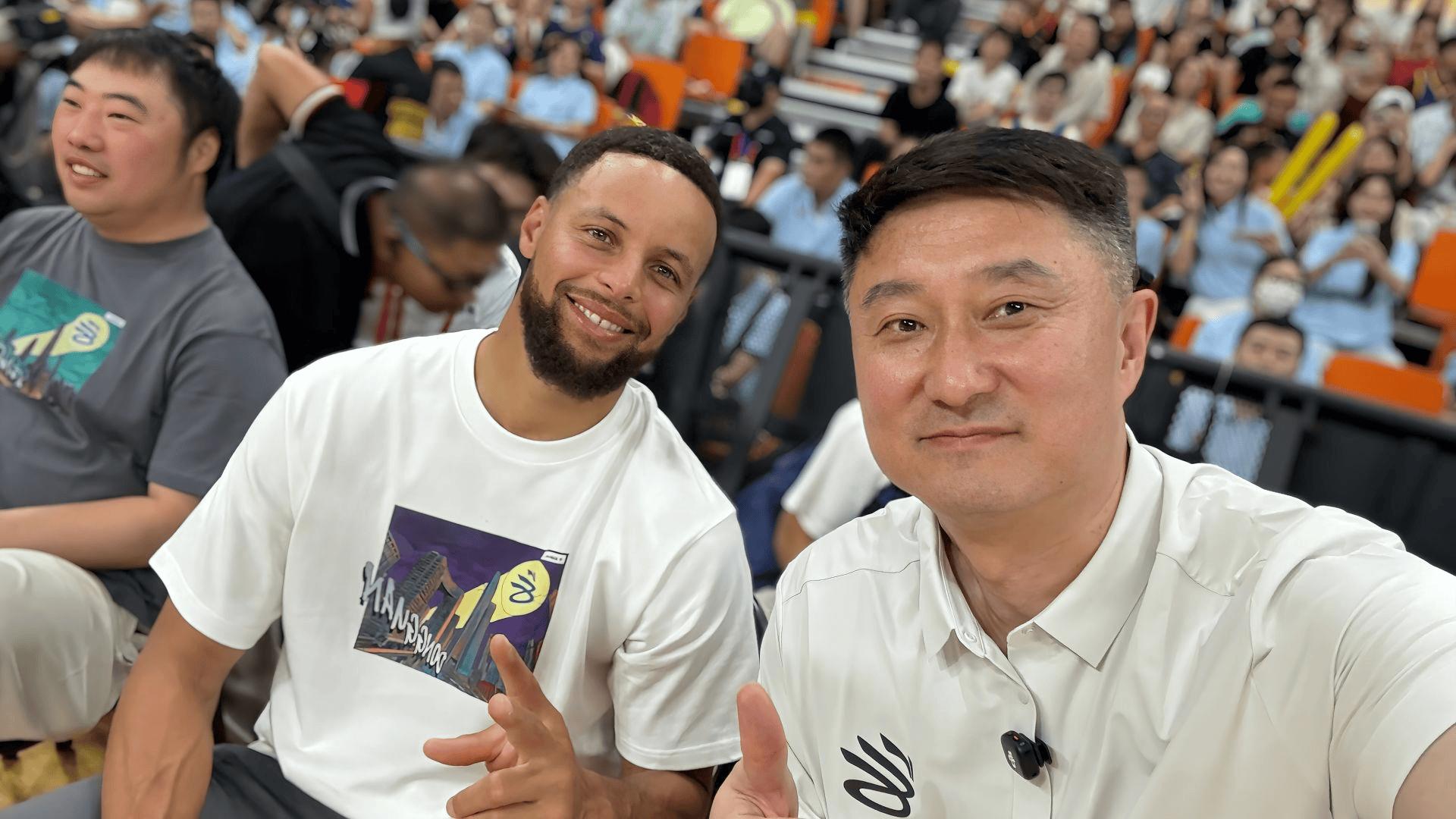 杜锋社媒分享与库里合照并配文：我俩配合怎么样