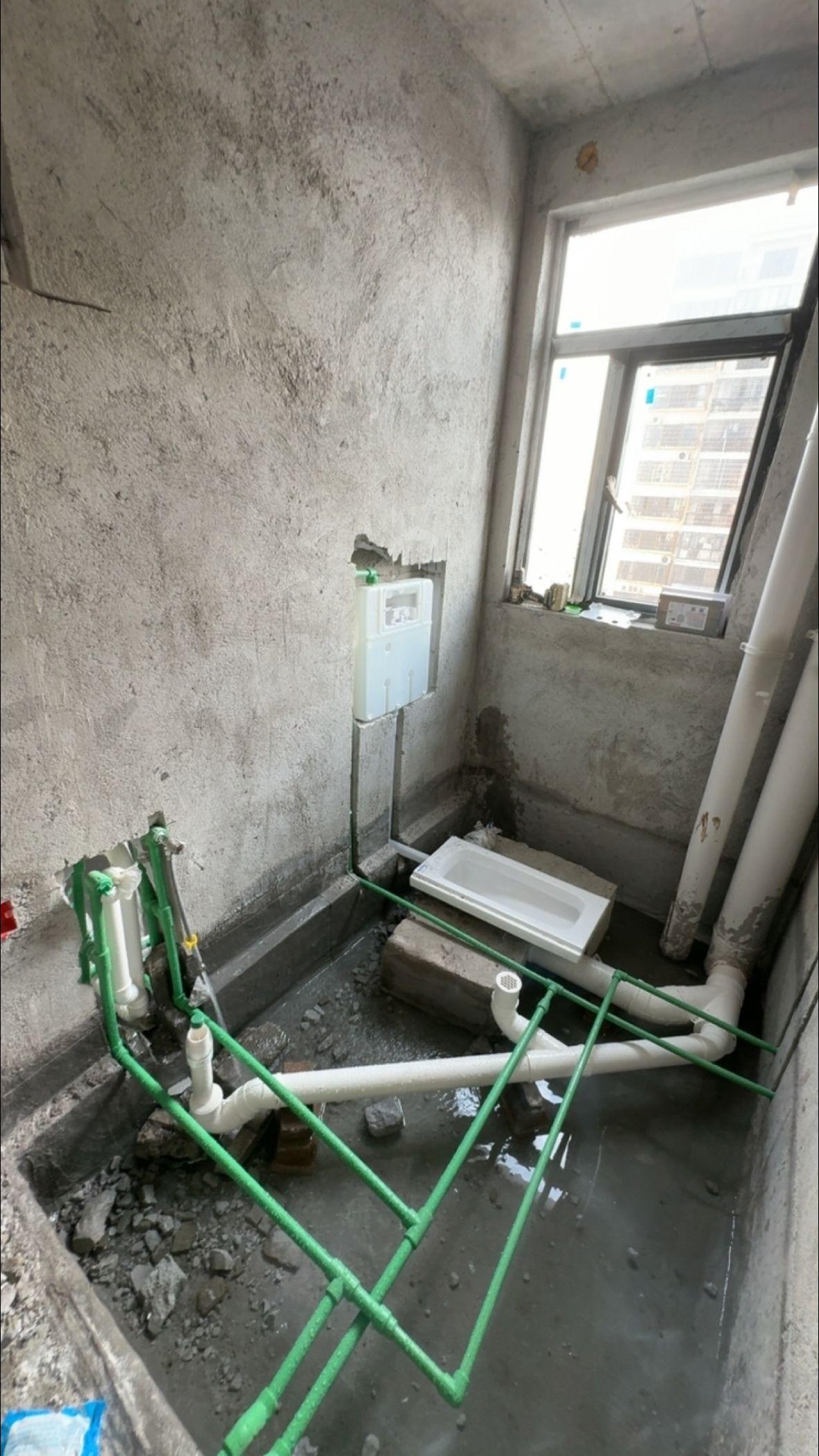 下沉式卫生间的排水管安装方法。为了避免卫生间安装蹲便器不抬高地面，安装...